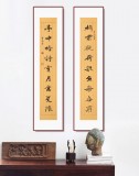 張志剛 四尺對聯(lián)《欄前觀荷數(shù)魚樂無窮》書風(fēng)險(xiǎn)峻多姿 勁拔剛健